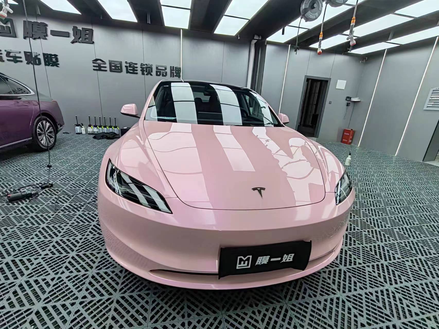 特斯拉3改色膜一姐梦幻胭脂粉这个车子太漂亮了