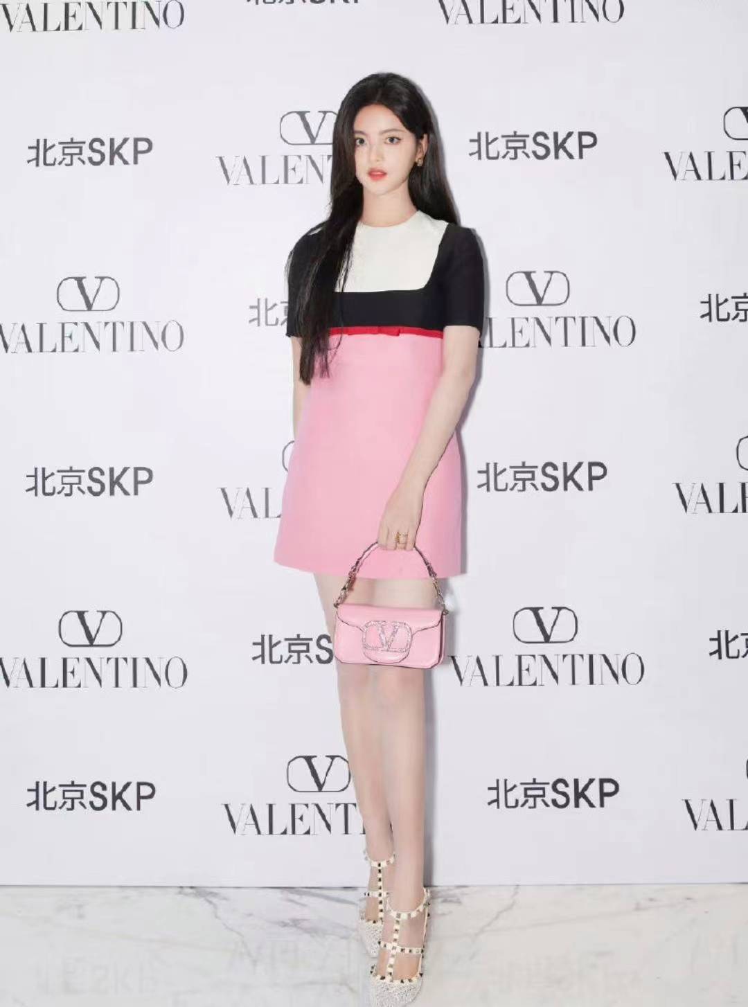 原创杨超越惊艳亮相美白大长腿吸睛无数内娱美腿新标杆诞生