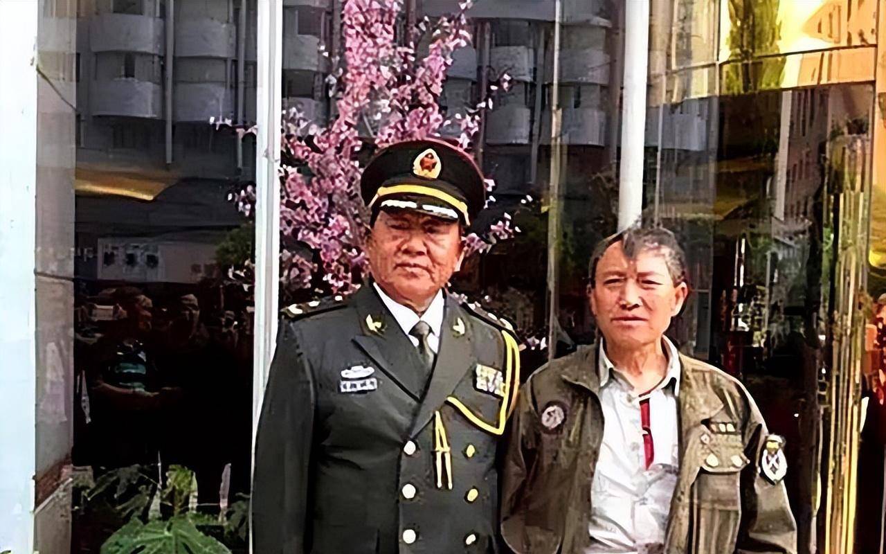 原创老山藏族团长拔刀斩蟒蛇歼越军18人喝烈酒吃蛇肉庆功