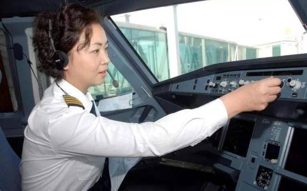 王牌女飞行员刘宇环退役后航空公司抢破头成最贵民航女机长