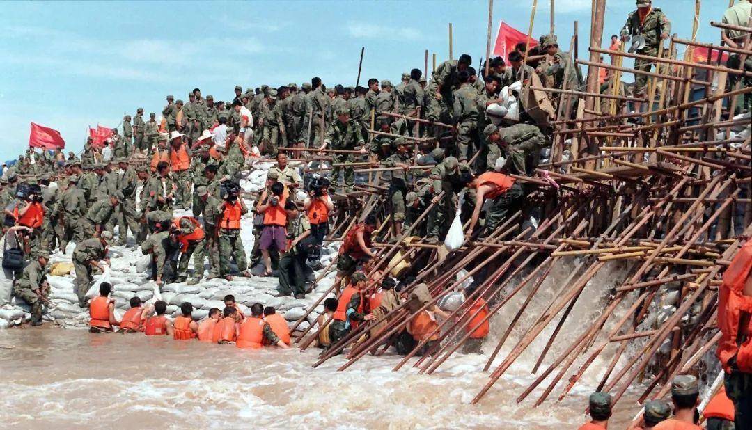 1998年英雄李向群高烧39度火线抗洪牺牲后父亲代替奋战前线