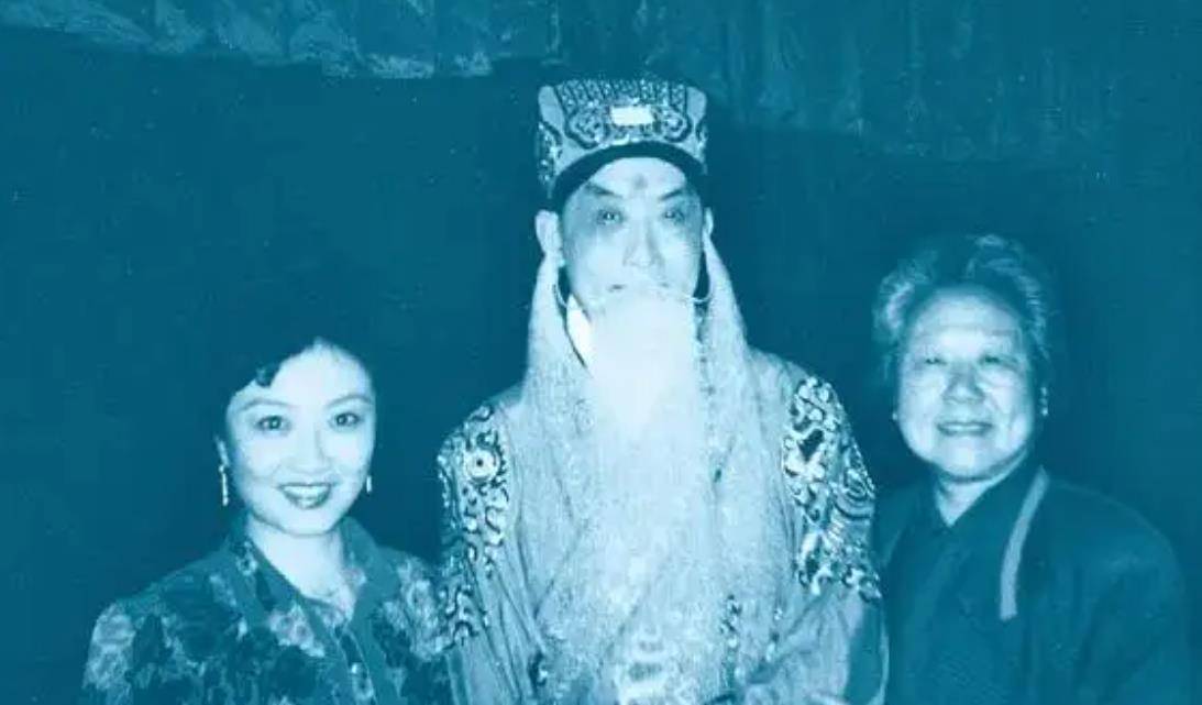 原创2009年京剧名家关正明葬礼不设灵堂不要墓地周立波下跪痛哭