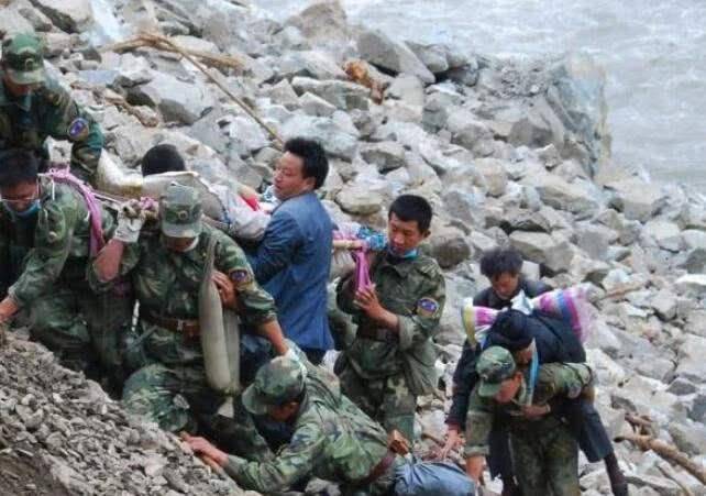 汶川大地震中的感人瞬间:15位军人自杀式跳伞开展救援