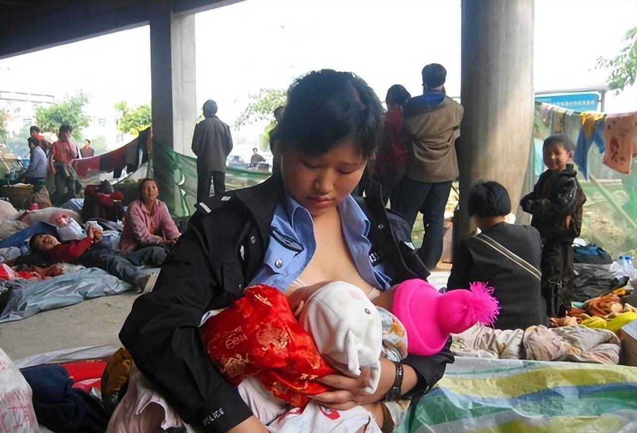 汶川地震伟大母亲喂血图片
