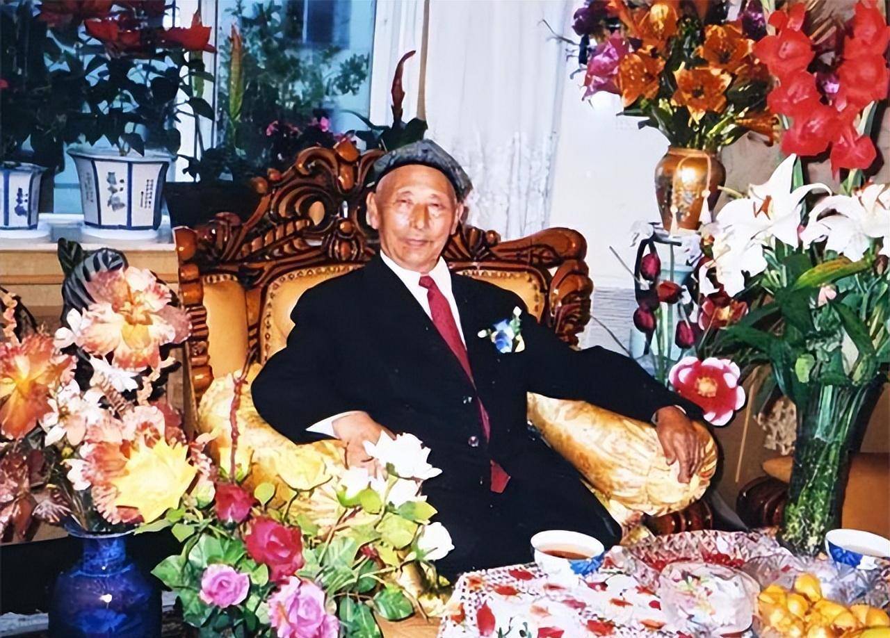 原创2014年中国最后一位王爷病逝享年88岁去世前把国旗挂身旁