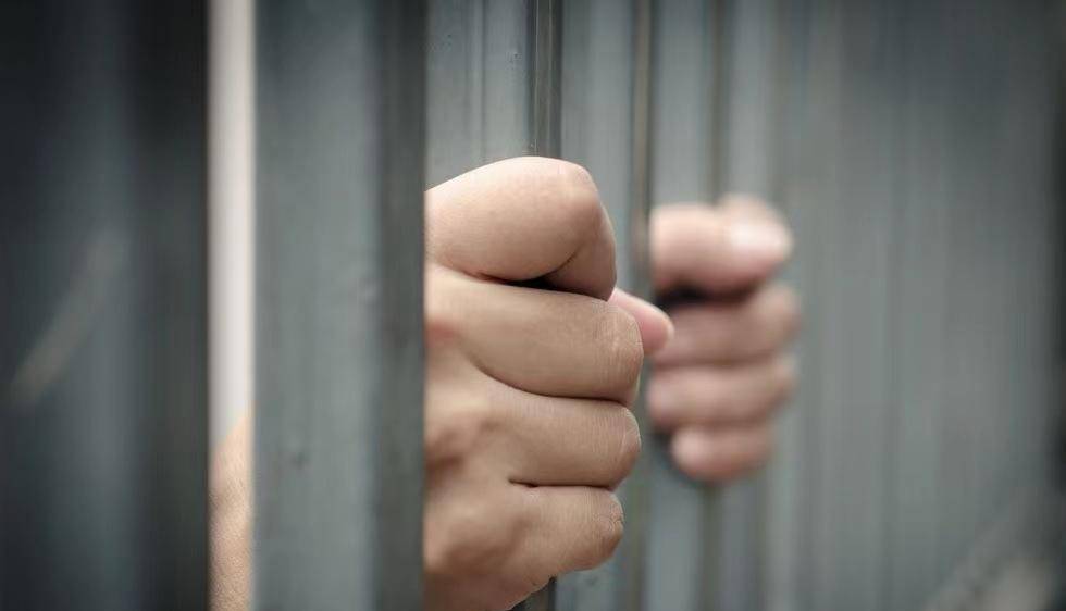 监狱长是怎么把自己变成囚徒的