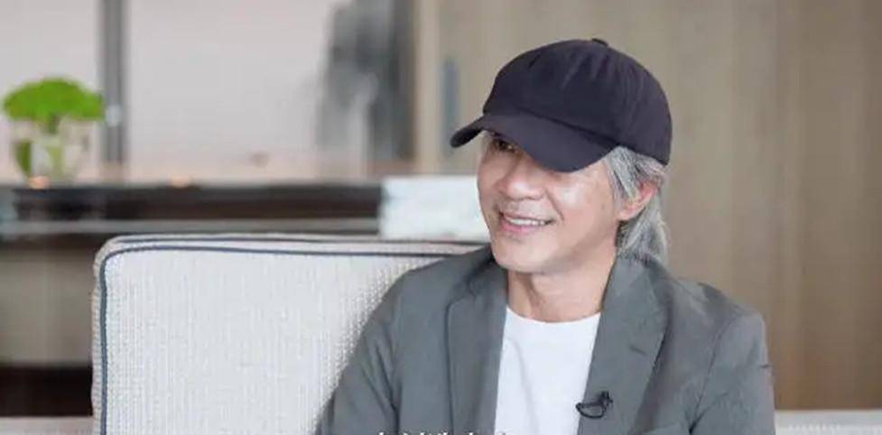 58岁周星驰满头白发黯然落泪:被误解30年,却无人懂我的心酸_蟑螂_片酬