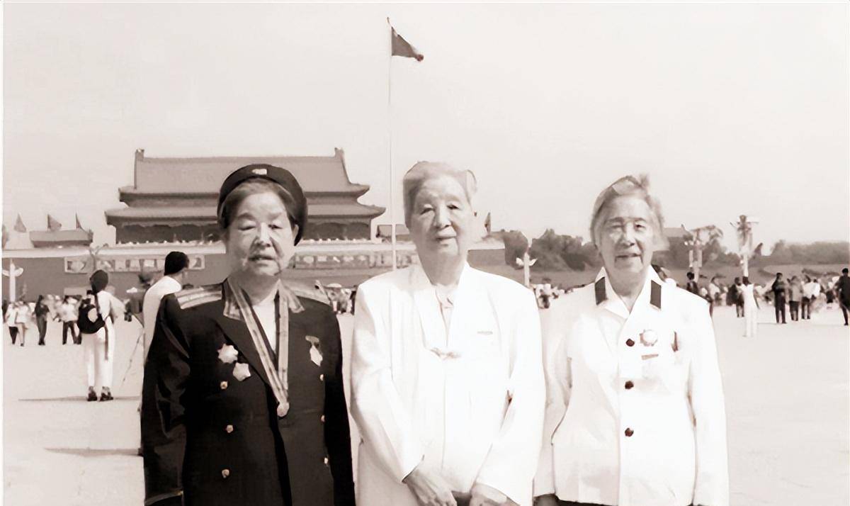 原创57年易耀彩携妻返乡意外发现家中另一位妻子等了他22年