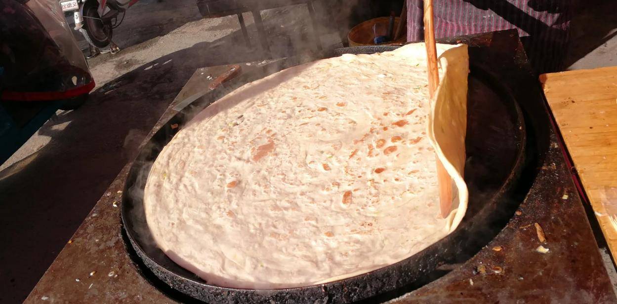 原创男特务穿旗袍烫大波浪和爱人白天姐妹晚上夫妻被亲妹检举入狱