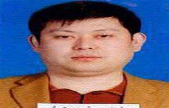 他又怕车辆也被锁定,于是弃车搭乘着出租上路,在高度慌张之中一路从