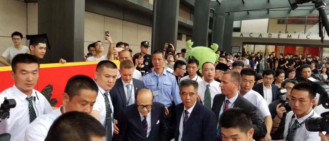 对此,李嘉诚也曾表示,"长实上市40多年来,如果把每年拿到的分红再投资
