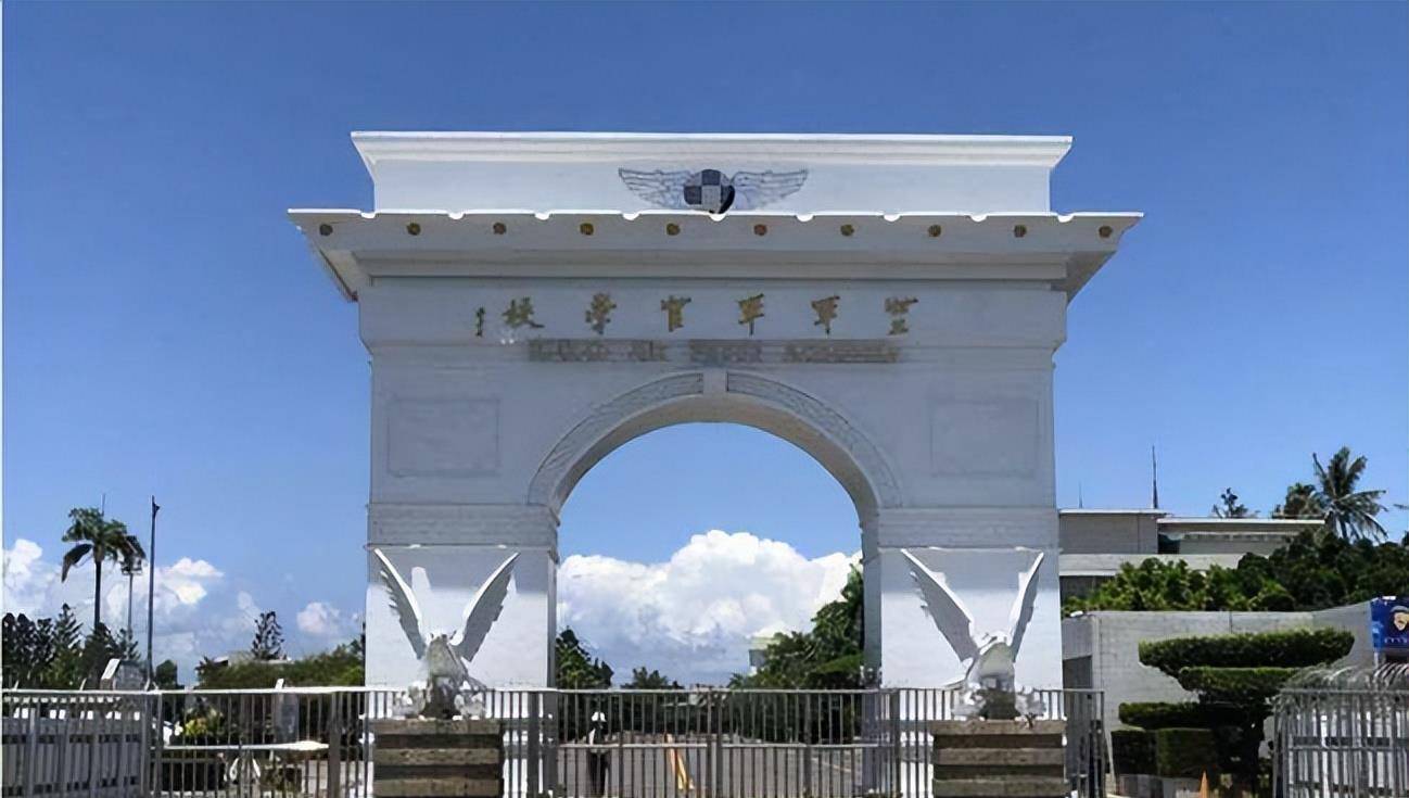 1942年年底,杨宝庆听到了空军军官学校招募的消息.