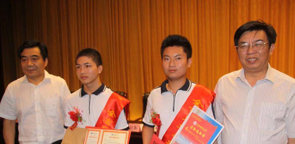 2014年9月,母校宜春三中特地为两人举行了告别仪式,并且两人还获得了