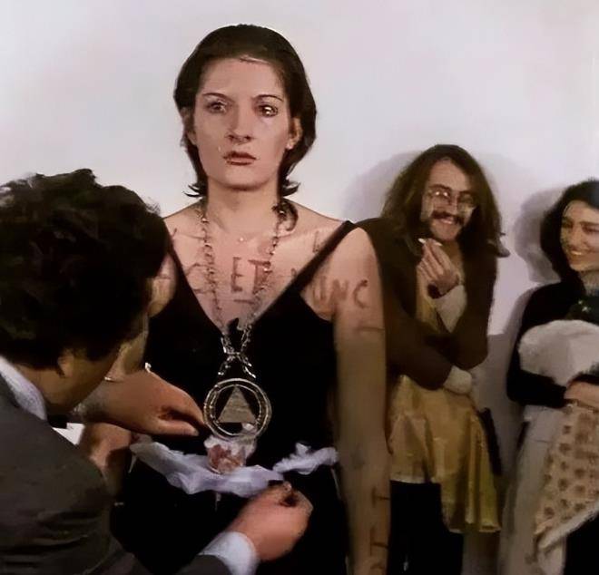 原创玛丽娜的人性实验将身体麻醉6小时任由处置结局暴露人性丑恶