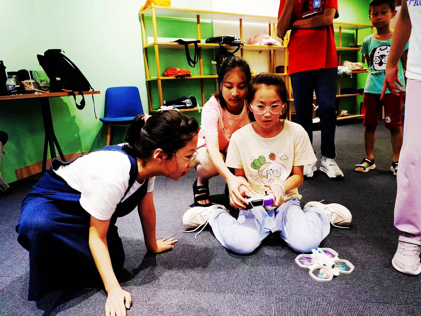 洋溢着朝气蓬勃的新加坡育德国际学院,不但拥有宽敞明亮的教室,科技