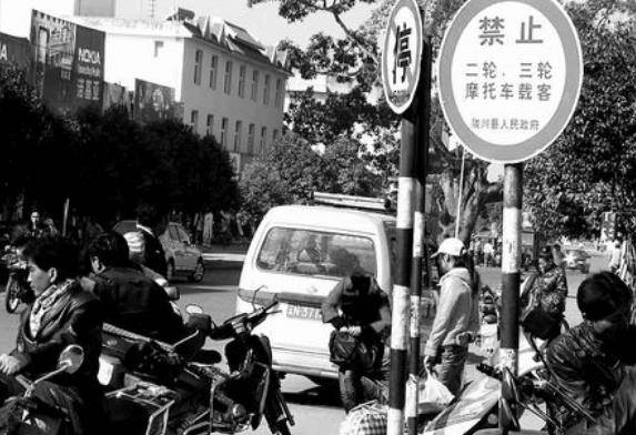 联系上后,他俩坐着联系人的摩托车,穿过一大片甘蔗林,被带到了迈扎央