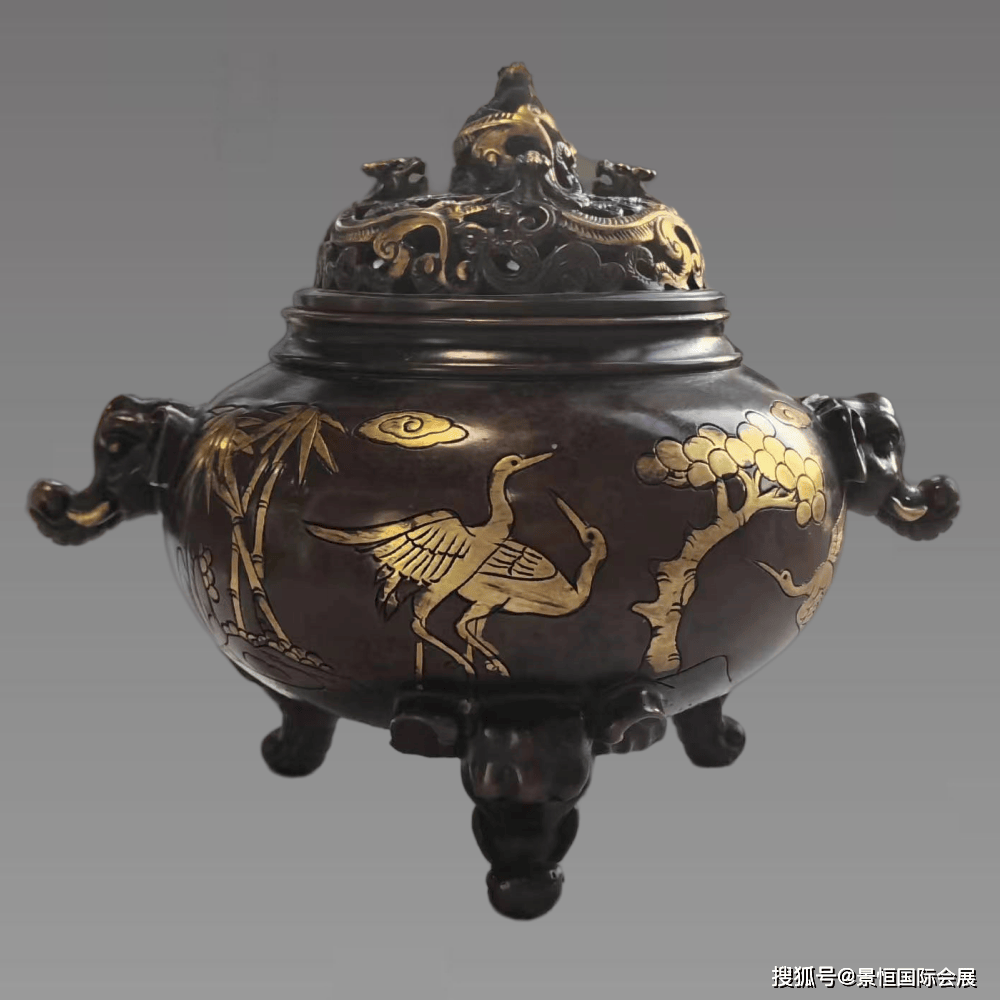 是铜器制作艺术的代表作宣德年制款贴金龙纹镂空熏香炉