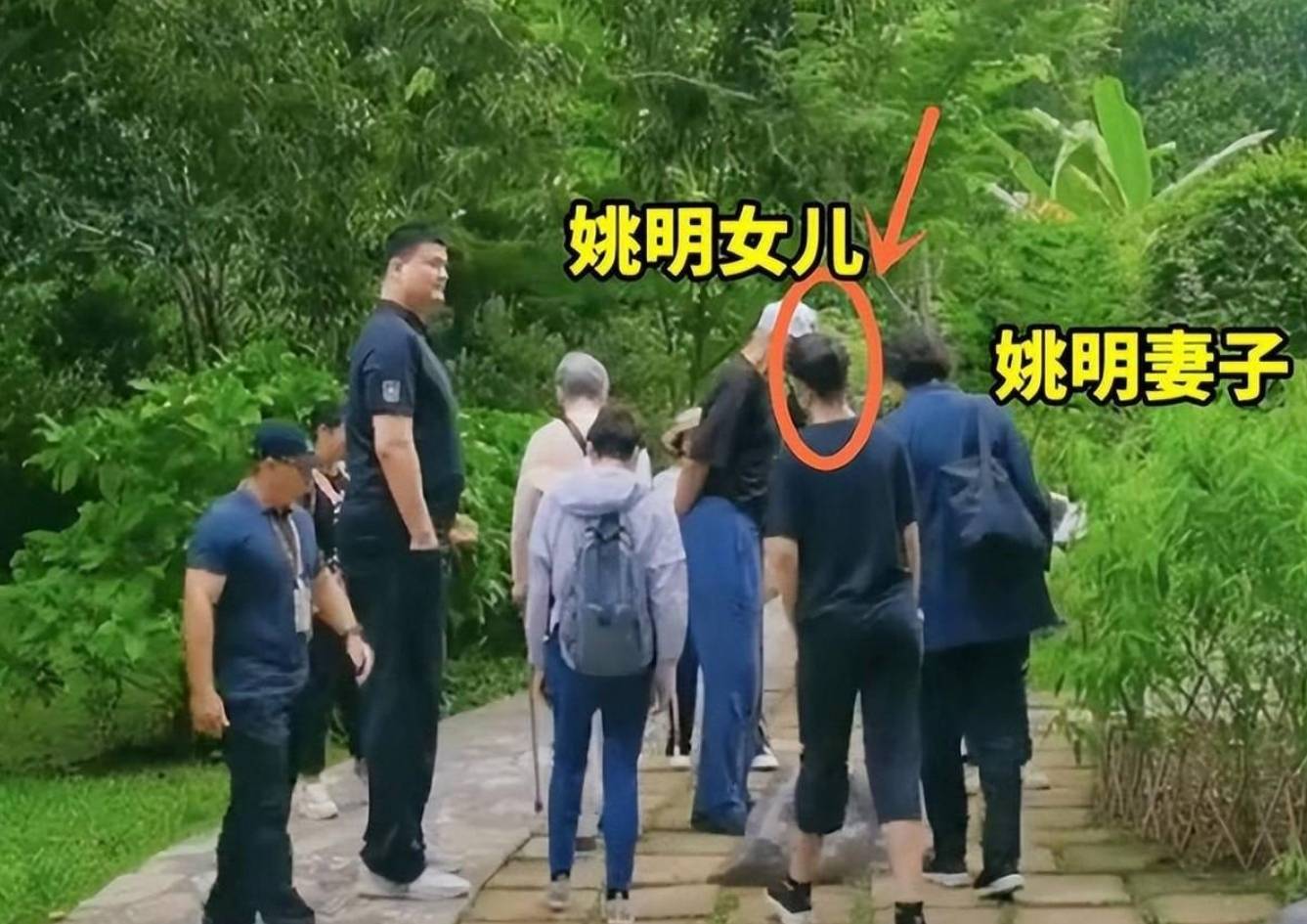 姚明女儿身高疯长至190cm,体重逼近190斤,走路姿势成热议焦点_姚芊羽
