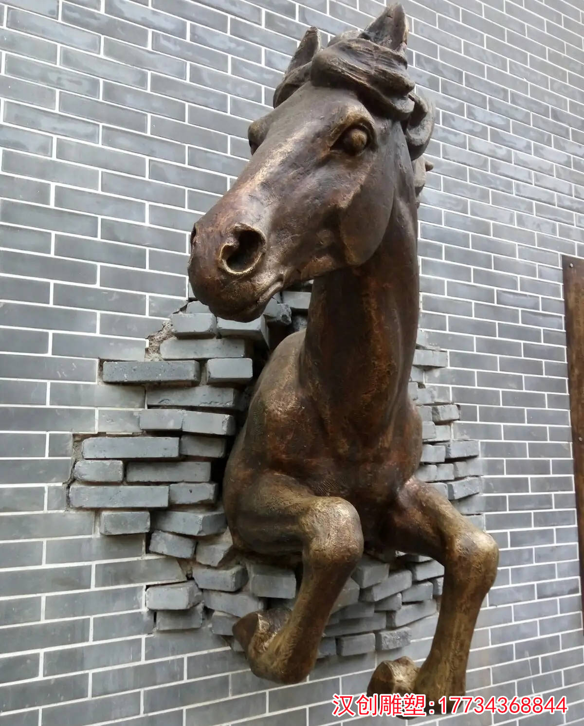 户外创意动物景观玻璃钢穿墙半身马雕塑的创意和设计理念往往源于