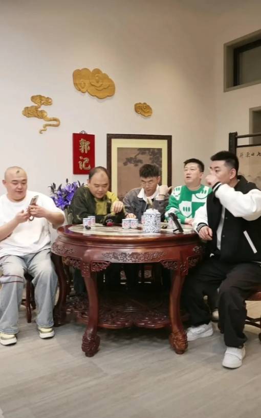 原创郭德纲直播首秀火爆异常观众瞬间破十万礼物刷不停侯震力挺不让