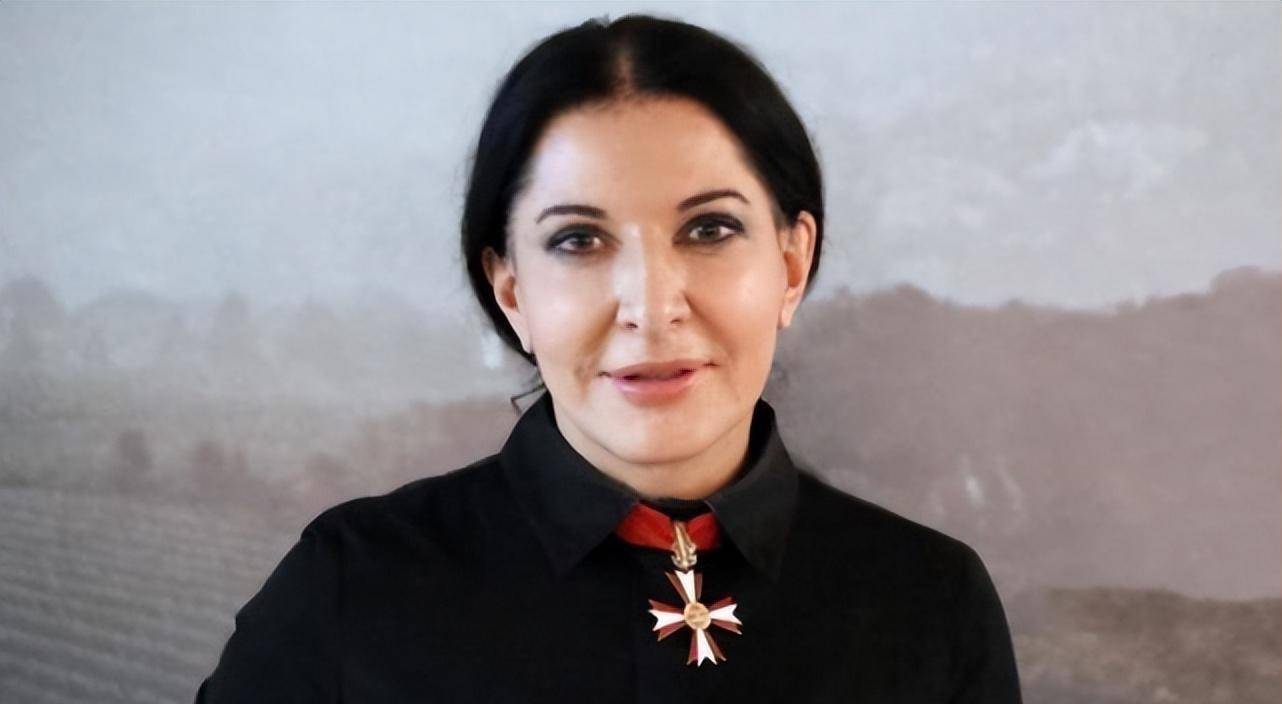 1974年,女艺术家麻痹身体6小时考验人性,结果人性的恶暴露无遗_玛丽娜