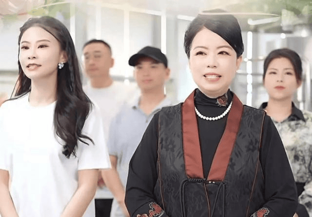 原创许敏开启年后首次带货身穿国风衣服气质华贵田静郭威带娃春游