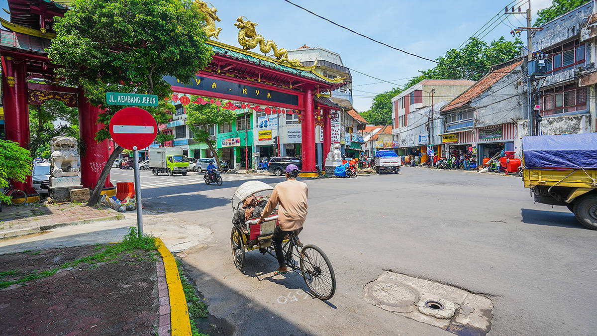 在印尼爪哇岛的泗水城市,市中心有座中式建筑的"郑和清真寺"