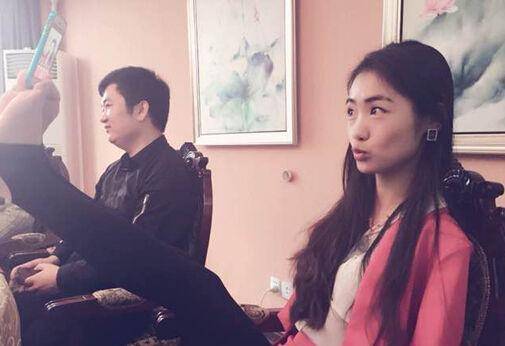 原创90后无臂女孩杨佩9岁失去双臂一度靠乞讨为生逆袭成大老板