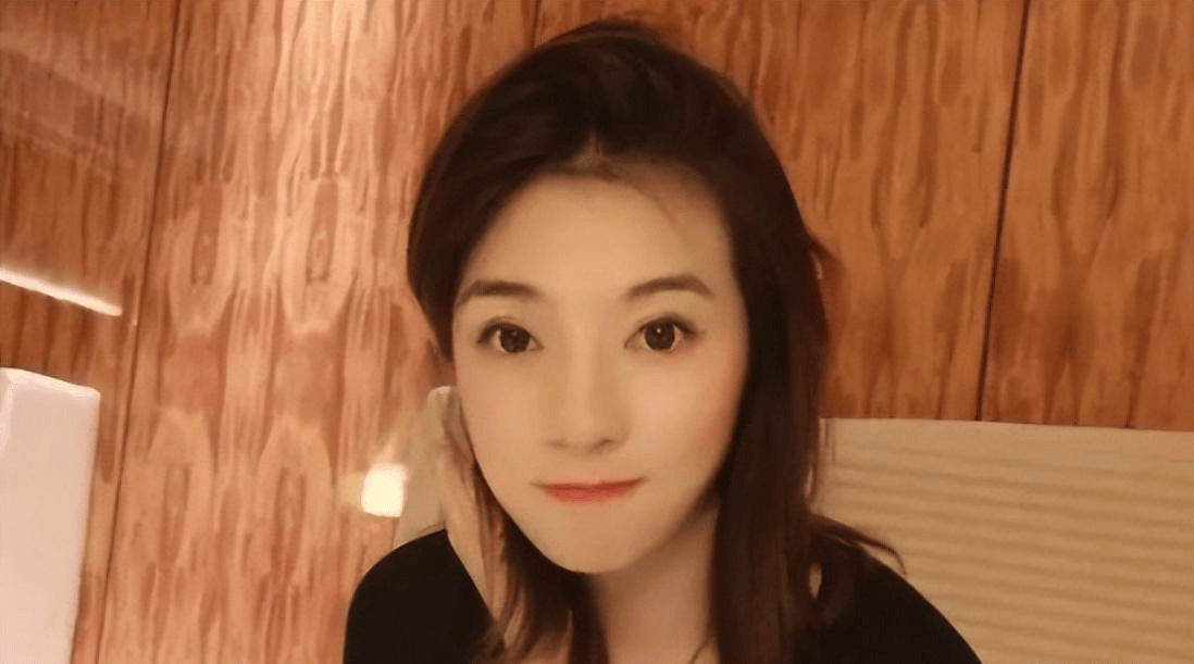 今年,霍英东的女儿霍丽娜和霍震宇就父亲留给她的遗产起诉霍英东.