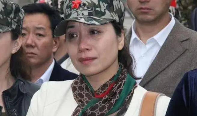原创86年老山战场照死吻亲吻临终士兵的女战士张茹后来怎样了