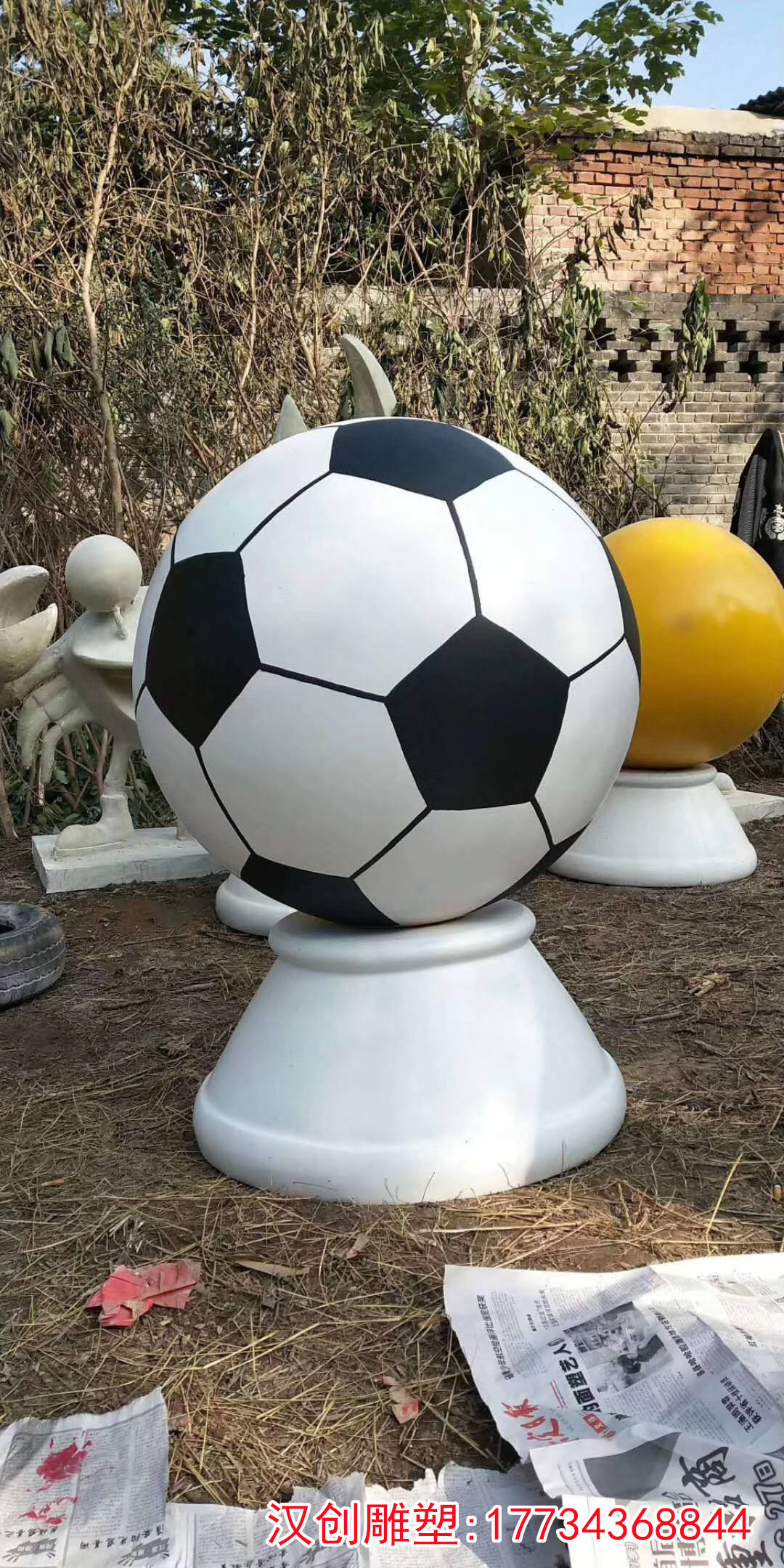玻璃钢物品仿真足球雕塑体育运动主题摆件