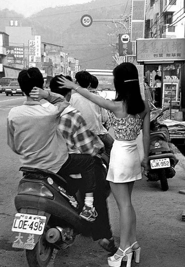 原创老照片修车的英国女王希特勒的小学毕业照槟榔西施招揽顾客