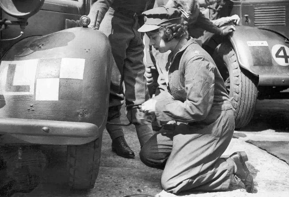 原创老照片修车的英国女王希特勒的小学毕业照槟榔西施招揽顾客