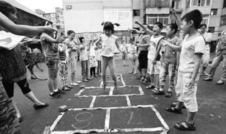 滚铁环,弹弹珠,扔沙包,抽陀螺,这些让大人随便寻来一点材料就能够制作