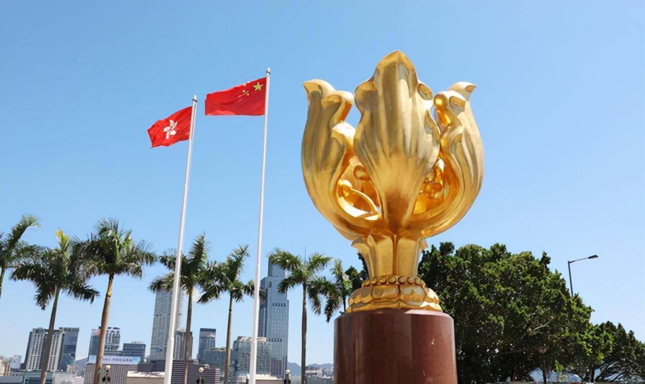 原创何鸿燊请霍英东喝茶一江湖人突然怒摔茶杯随后霍英东离开澳门