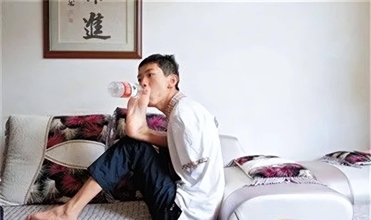 原创无臂少年彭超6岁失去双臂用双脚高考进川大今已通过法考