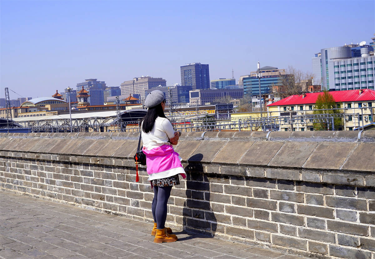 思索,遥望远方的少女,也可以看到从北京火车站出发的绿皮车,白皮车