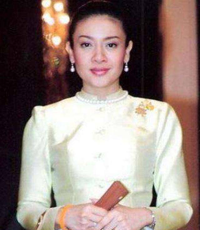 原创侍女34岁生下儿子逆袭成泰国储王妃后为何被逐出王宫削发为尼
