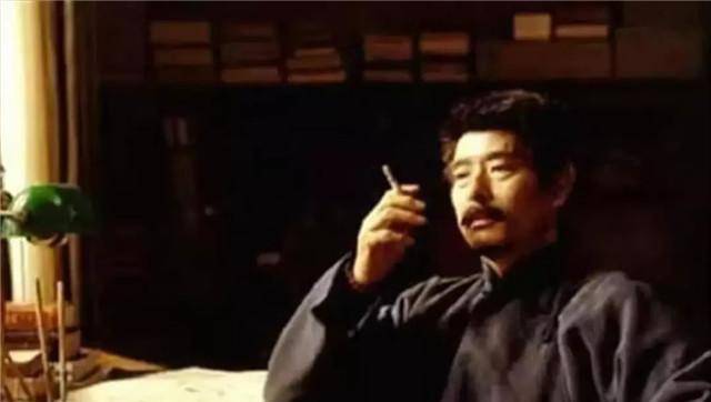 原创许寿裳吃面包撕外皮鲁迅舍不得捡起来吃掉托词说我喜欢吃的