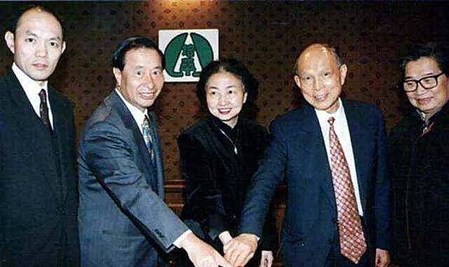 原创何鸿燊多次坑霍英东后霍启刚与郭晶晶结婚何鸿燊坐轮椅送祝福