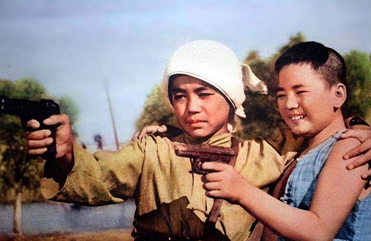他身高一米二,13岁参军,94岁在天安门深情亲吻国旗