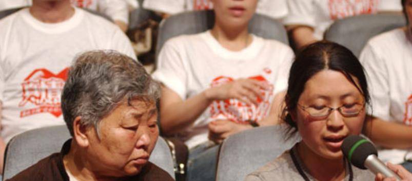 原创被写进课本里的谭老师汶川地震中舍命保护学生妻女行为同样感人