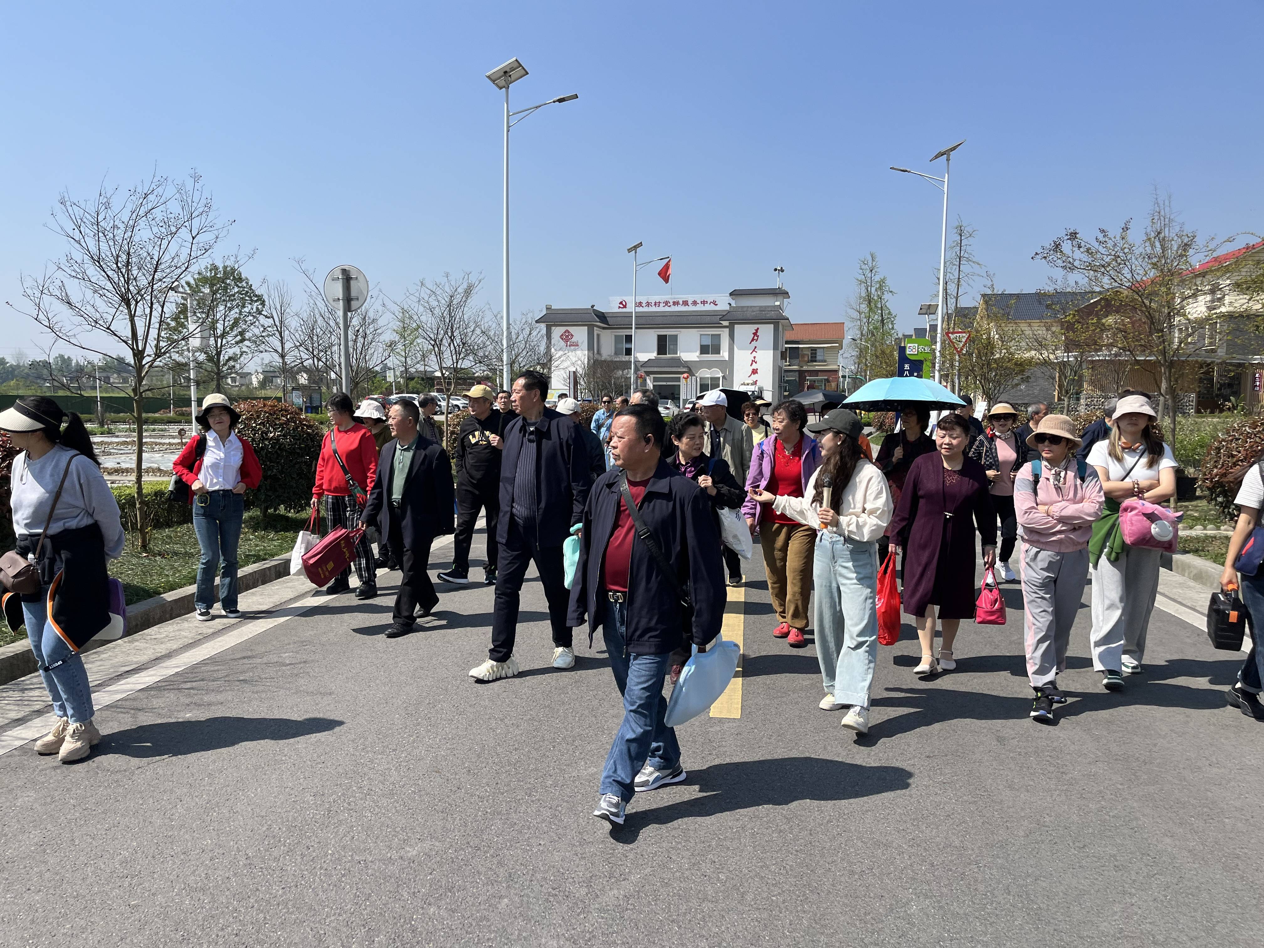 曹家巷社区开展迎春光共学习波尔村参访行动