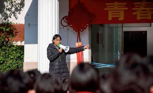 张桂梅跟大山抢孩子就算搭上性命也要多救一个女孩