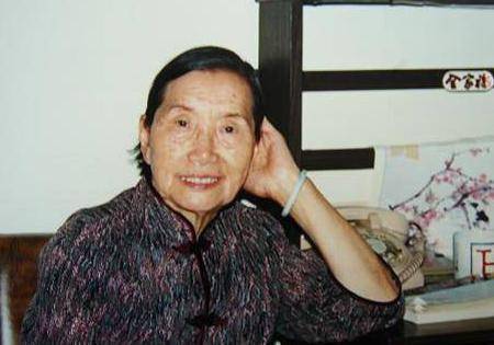 谢冰莹的成名作是《从军日记》,这是她作为女兵北伐从军时的真实写照.