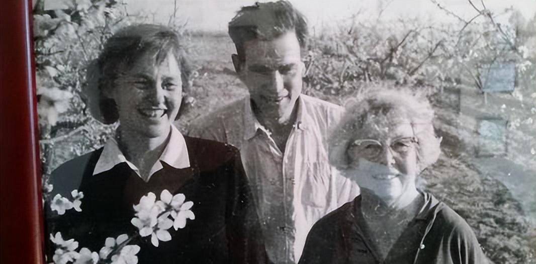 琼·辛顿的弟弟威廉·辛顿也来到中国,他的中文名称是韩丁