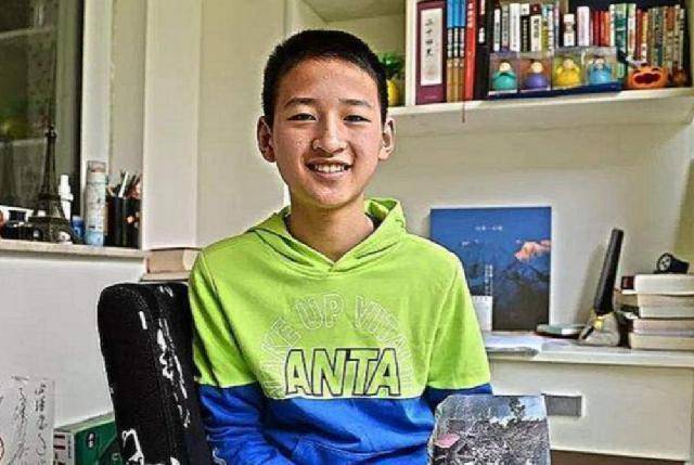 汶川地震13年敬礼娃娃郎铮已成翩翩少年不想再敬礼