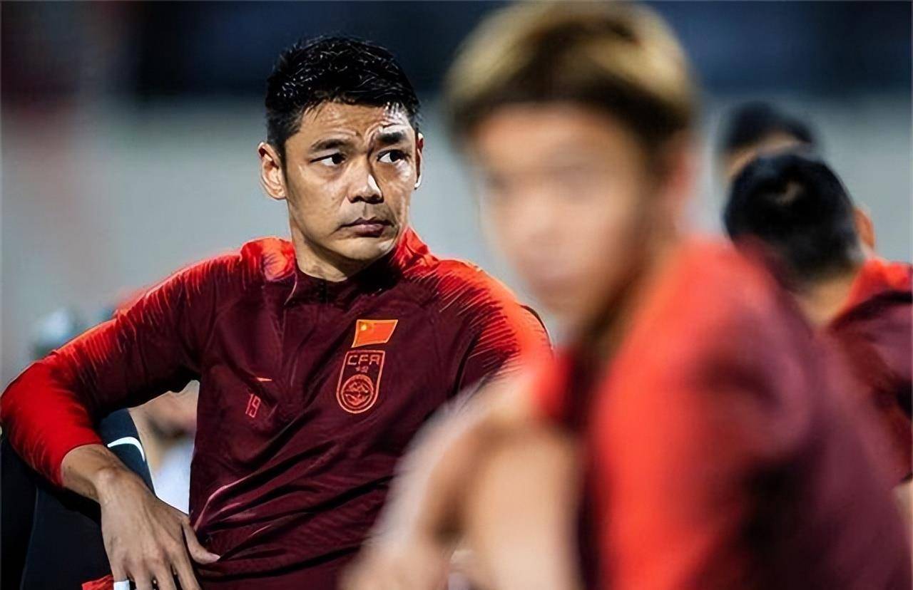 恒大第一门将曾诚近况与大5岁老婆长期分居两地妻子年轻貌美