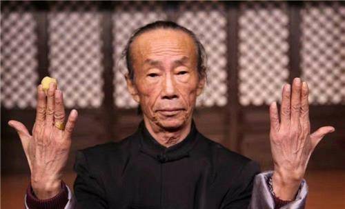 目染,因为他的爷爷就是著名的卸索大王王玉林,传说中的北京八大怪之一