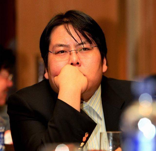 父遭枪杀22岁接班27岁问鼎首富豪娶明星今败光资产成老赖